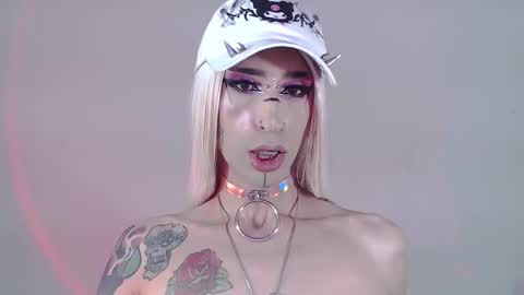 Snapshot of alienexxx chatting on March 10, 1:45 am online show from March 10, 1:45 am