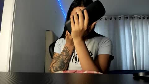Snapshot of aliice_walker_ chatting on October 17, 12:20 pm aliice_walker_ online show from October 17, 12:20 pm