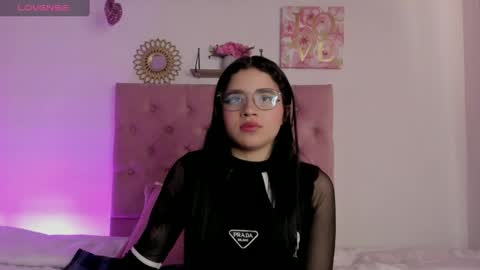 Snapshot of aliice_walker_ chatting on December 5, 6:39 pm aliice_walker_ online show from December 5, 6:39 pm