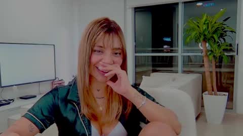 Snapshot of alisondiaz_ chatting on December 19, 2:34 am Alison diaz online show from December 19, 2:34 am