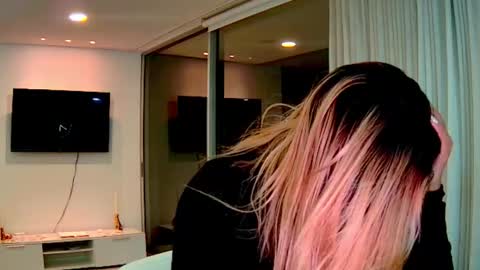 Snapshot of alisondiaz_ chatting on October 19, 11:20 pm Alison diaz online show from October 19, 11:20 pm