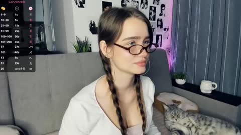 Snapshot of alivialovely chatting on October 19, 11:15 am Alivia online show from October 19, 11:15 am