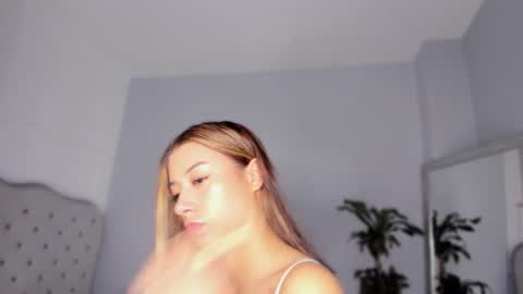 Snapshot of alix_18 chatting on October 14, 11:13 am alix_18 online show from October 14, 11:13 am
