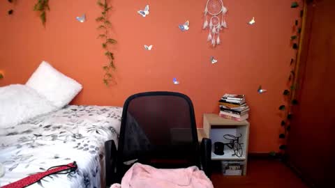 Snapshot of allierose_ chatting on October 17, 8:24 pm Allie online show from October 17, 8:24 pm