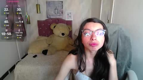 Snapshot of alllyson_ chatting on October 18, 8:24 pm alison online show from October 18, 8:24 pm