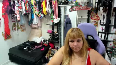 Snapshot of allsson_miller chatting on January 3, 3:49 am allsson_miller online show from January 3, 3:49 am