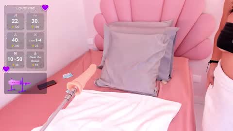 Snapshot of allyson_petite chatting on October 2, 9:02 pm Allyson online show from October 2, 9:02 pm
