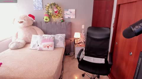 Snapshot of allysonsweett chatting on December 6, 4:44 pm ANNA online show from December 6, 4:44 pm