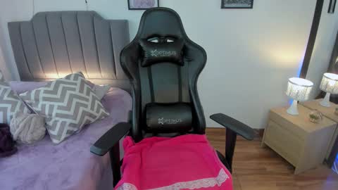 Hi Im AmaiaHelp me reach 100 likes online show from December 20, 8:49 pm