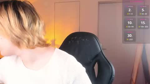 Snapshot of amanda_butlerr chatting on October 12, 9:46 am Hi im Amanda online show from October 12, 9:46 am
