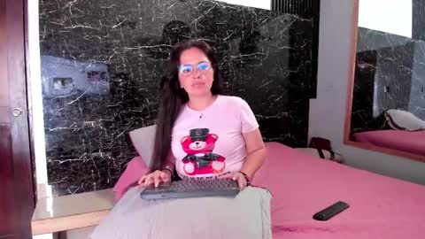Snapshot of amara_luxe chatting on October 2, 8:07 pm amara_luxe online show from October 2, 8:07 pm