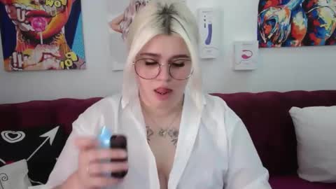 Snapshot of ambermonro chatting on September 18, 3:32 am Amber online show from September 18, 3:32 am