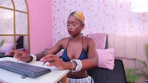 Amelia Adams online show from October 29, 7:25 pm