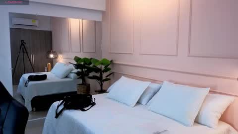 AMELIA online show from December 17, 12:01 pm