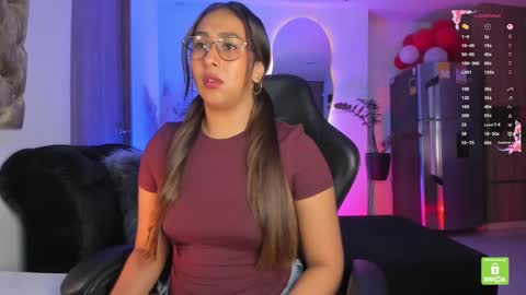 Snapshot of amelyamann chatting on October 2, 1:32 pm online show from October 2, 1:32 pm