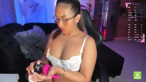 Snapshot of amelyamann chatting on October 3, 8:06 pm online show from October 3, 8:06 pm