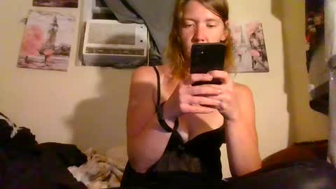 Snapshot of amileamariestar chatting on October 10, 4:29 am amileamariestar online show from October 10, 4:29 am