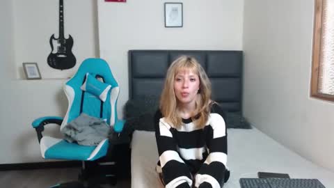 Snapshot of amnesiia_ chatting on October 15, 6:09 pm Amnesia online show from October 15, 6:09 pm