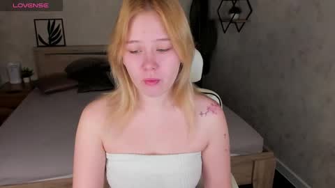 Snapshot of amy_kimberlly chatting on October 19, 11:42 pm Amy online show from October 19, 11:42 pm