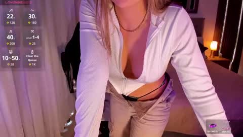 Snapshot of amywoods chatting on September 30, 8:52 pm online show from September 30, 8:52 pm