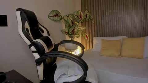 A N A online show from November 10, 9:06 pm