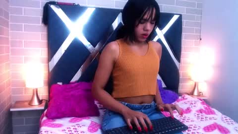 Snapshot of andrea_gill_ chatting on February 17, 12:05 pm Andres Gil online show from February 17, 12:05 pm