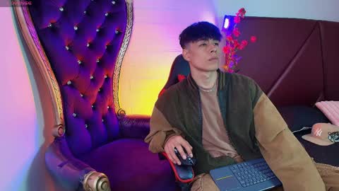 andreew_style_ online show from April 1, 9:01 pm