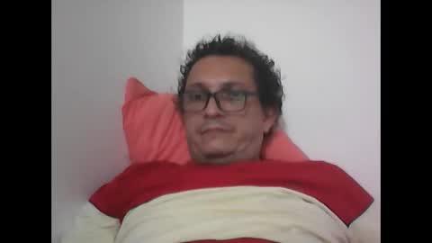 andresfloga online show from December 1, 6:06 pm