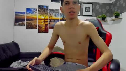 Snapshot of andrew_2811 chatting on October 16, 5:51 am andrew_2811 online show from October 16, 5:51 am