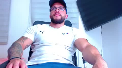 Snapshot of andrew_holden__ chatting on February 13, 11:37 pm andrew_holden__ online show from February 13, 11:37 pm