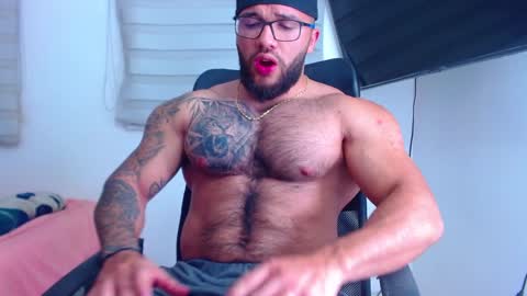 Snapshot of andrew_holden__ chatting on February 6, 11:15 pm andrew_holden__ online show from February 6, 11:15 pm
