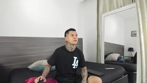 andrew_sanders69 online show from December 18, 3:13 am