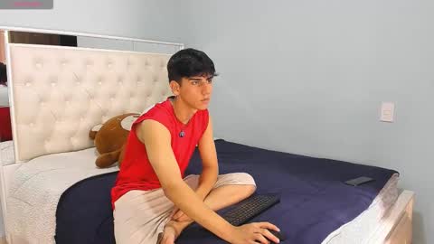 Snapshot of andyy_big_cock chatting on October 19, 11:42 pm Andy online show from October 19, 11:42 pm