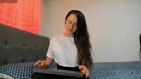 Snapshot of angela_nix chatting on December 23, 3:00 pm angela_nix online show from December 23, 3:00 pm
