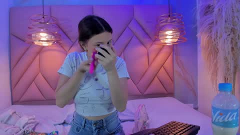 Snapshot of angelaa_cute chatting on February 1, 12:04 pm ANGELA online show from February 1, 12:04 pm
