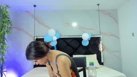 Snapshot of angelaa_cute chatting on October 4, 12:47 pm ANGELA online show from October 4, 12:47 pm
