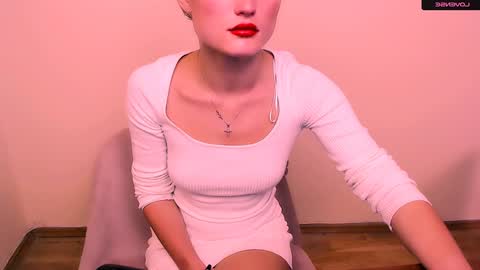 Snapshot of angelalice_ chatting on December 8, 9:35 am Alice online show from December 8, 9:35 am