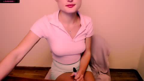 Snapshot of angelalice_ chatting on December 10, 3:44 pm Alice online show from December 10, 3:44 pm