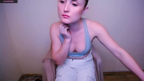 Snapshot of angelalice_ chatting on March 8, 8:22 am Alice online show from March 8, 8:22 am