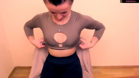 Snapshot of angelalice_ chatting on December 18, 2:06 pm Alice online show from December 18, 2:06 pm