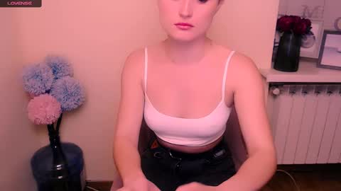 Snapshot of angelalice_ chatting on March 4, 8:35 am Alice online show from March 4, 8:35 am