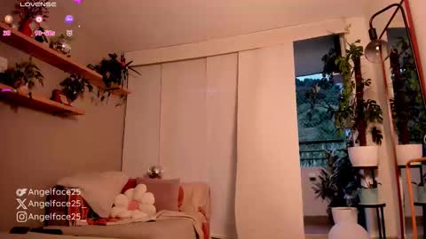 Snapshot of angelface25_ chatting on October 14, 10:35 pm . online show from October 14, 10:35 pm