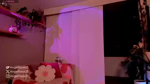 Snapshot of angelface25_ chatting on September 27, 11:24 pm . online show from September 27, 11:24 pm