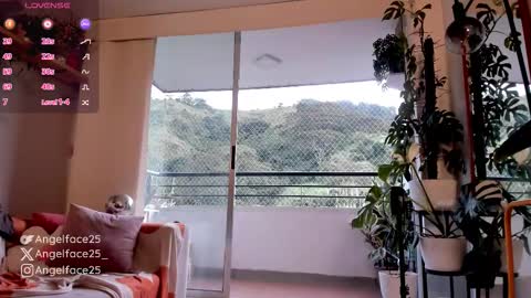 Snapshot of angelface25_ chatting on September 22, 10:47 pm . online show from September 22, 10:47 pm