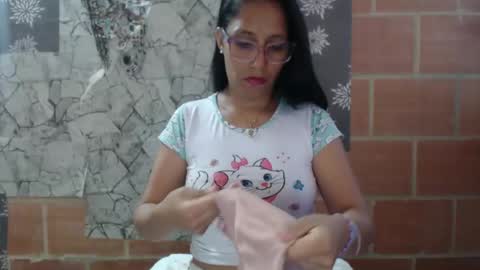 Snapshot of angelitaa_hot chatting on February 23, 5:39 pm angela online show from February 23, 5:39 pm