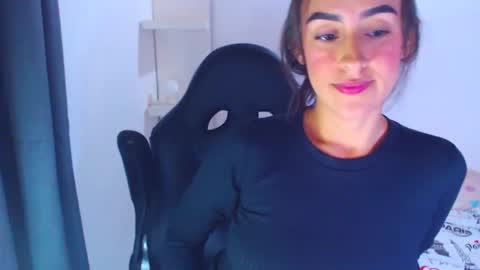 Snapshot of angie_dreamgirl chatting on December 14, 2:21 pm IG angie dreamgirl01 online show from December 14, 2:21 pm
