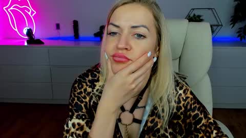 Snapshot of anna_snow9 chatting on September 9, 1:33 pm anna_snow9 online show from September 9, 1:33 pm