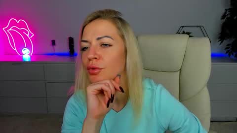 Snapshot of anna_snow9 chatting on September 20, 6:44 pm anna_snow9 online show from September 20, 6:44 pm