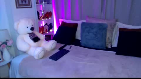 Snapshot of annarouge_ chatting on October 19, 3:00 am Lady Rouge online show from October 19, 3:00 am