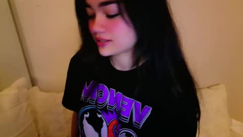 Snapshot of annatigarr chatting on October 28, 2:45 am meow online show from October 28, 2:45 am